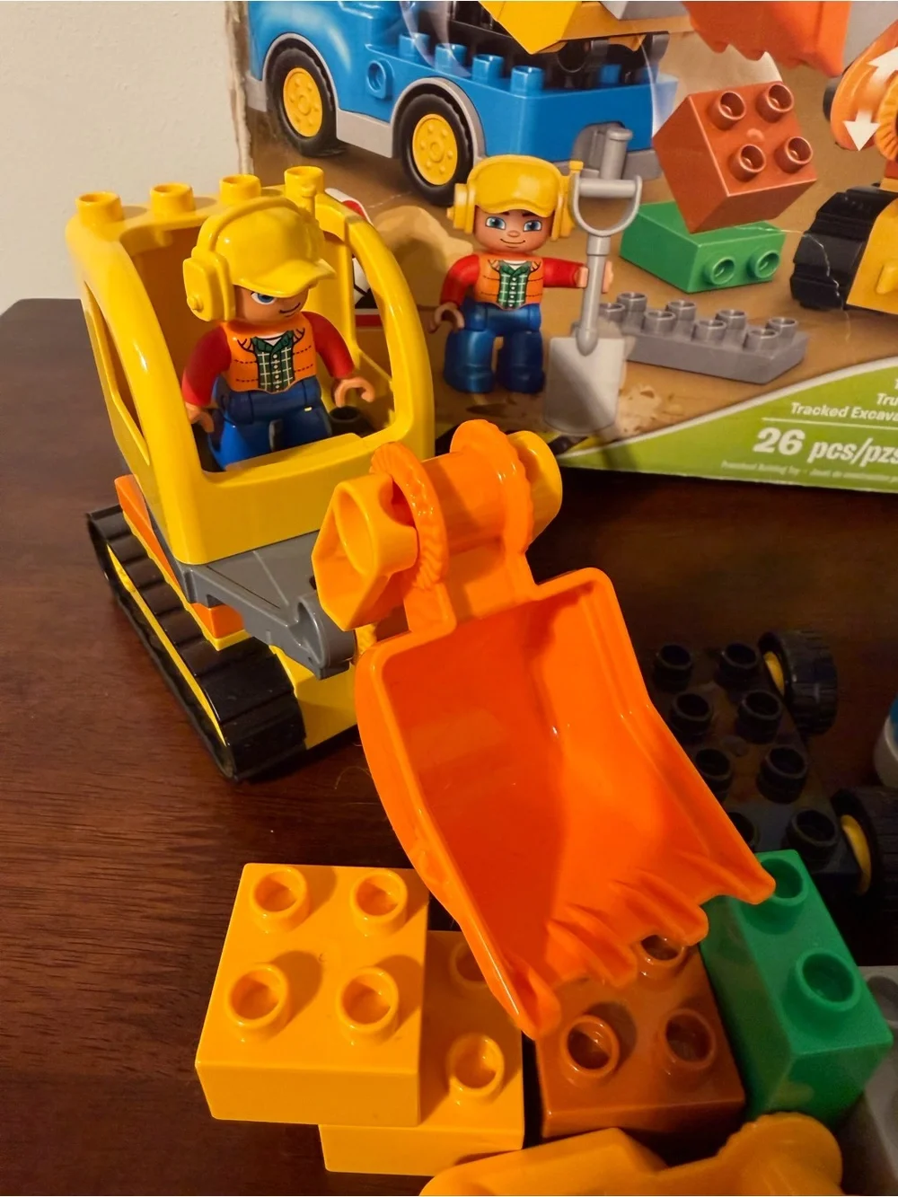 2016 LEGO DUPLO TOWN TRUCK & TRACKED EXCAVATOR CONSTRUCTION SITE BUILD SET 10812